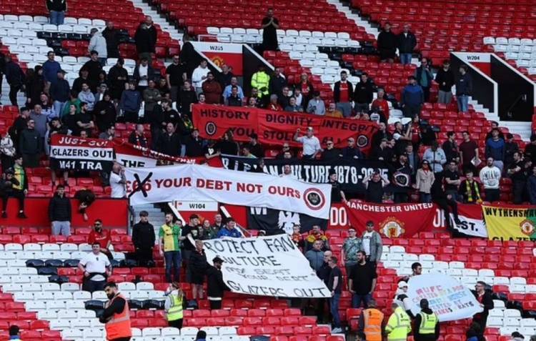 邮报：曼市德比后曼联球迷静坐抗议票价和格雷泽，与安保发生冲突