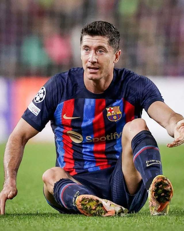 国米机会来了！权威媒体：欧冠巴萨两回合对阵国米莱万都将缺阵